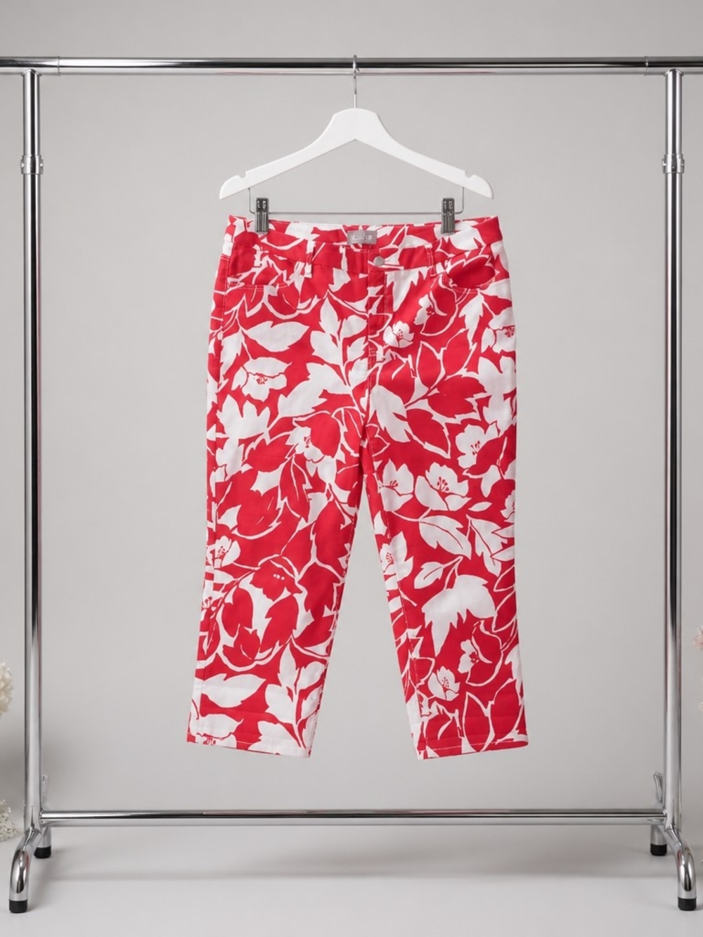 Chico's Red & White Floral Capri Pants